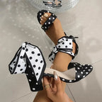 Zapatos de tacón con lazo de lunares