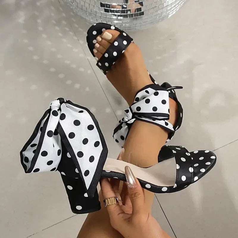 Zapatos de tacón con lazo de lunares