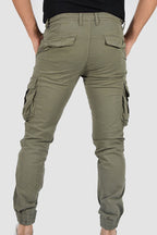 PANTALONES CON BOLSILLOS CARGO Y PUÑO