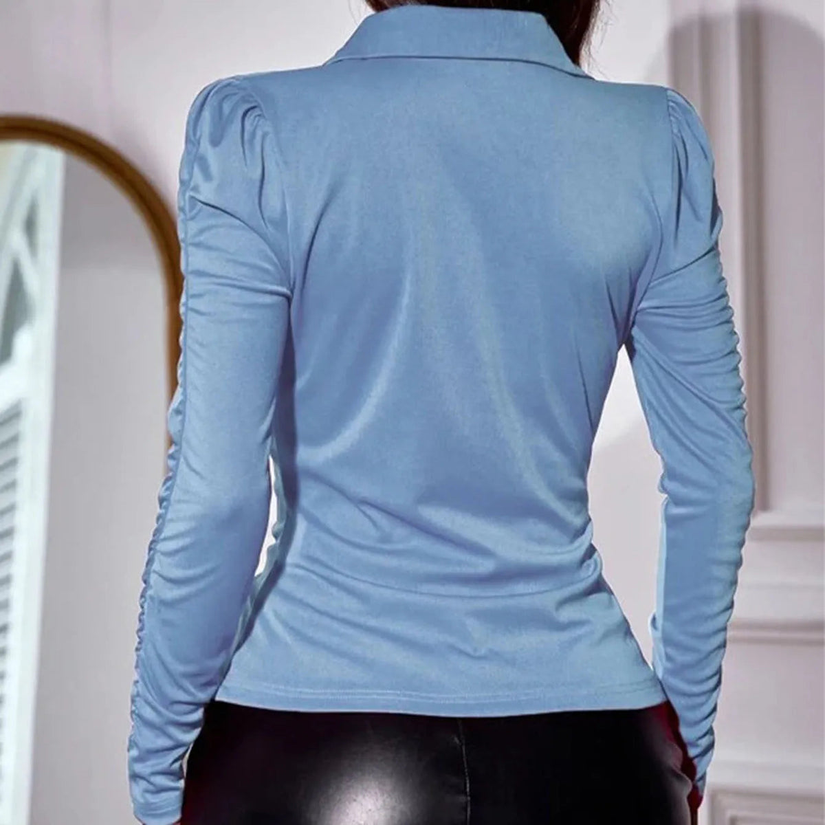 Blusa con fruncidos y corte entallado