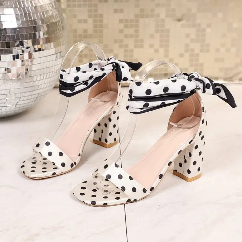 Zapatos de tacón con lazo de lunares