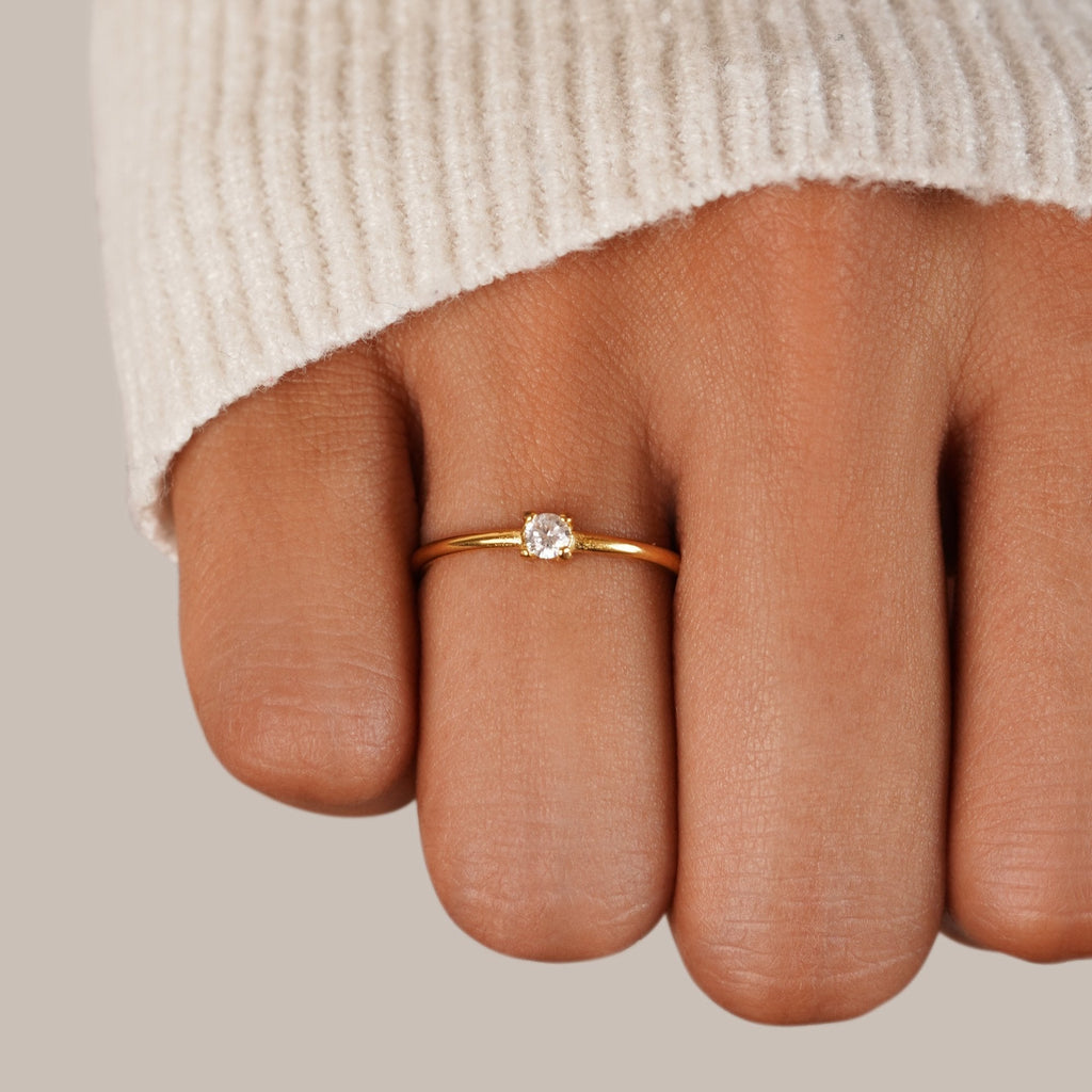 Anillos de oro con piedra de nacimiento