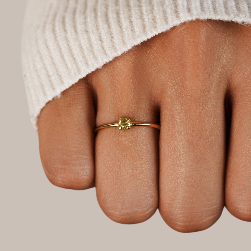 Anillos de oro con piedra de nacimiento