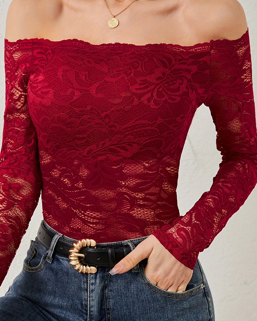 Blusa transparente con hombros al aire de Chateau